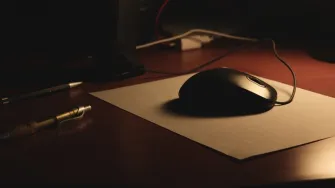 Koja je glavna razlika između optičkog i laserskom miša?