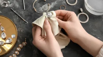 Imaš komad srebrnog nakita koji želiš obnoviti? Evo kako ga očistiti kod kuće