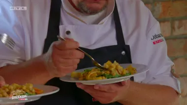 Vesela salata s grilanim povrćem i sipom