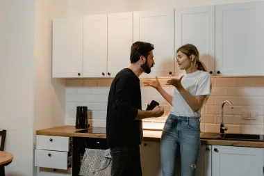 8 znakova koji otkrivaju da si u vezi s muškarcem koji ne poštuje žene