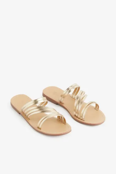 Što je ljeto bez sandala? Ovi modeli u zlatnoj boji začinit će svaki look