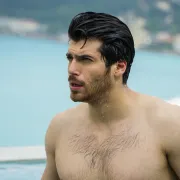 Tko bi sve volio biti u tom bazenu? Pogledajte savršeni torzo Cana Yamana u 'Punom Mjesecu'