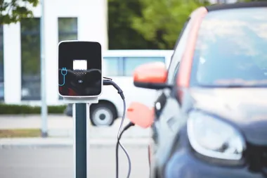 Koja je razlika između električnih i hibridnih vozila?