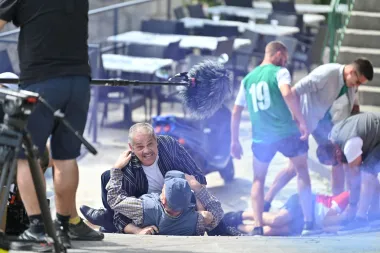 Proslavljeni glumci Slaven Knezović i Joško Ševo sudjelovali u 'neredima' u dalmatinskom Kamenu: 'Obojica smo uživali!'