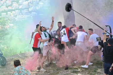 Proslavljeni glumci Slaven Knezović i Joško Ševo sudjelovali u 'neredima' u dalmatinskom Kamenu: 'Obojica smo uživali!'