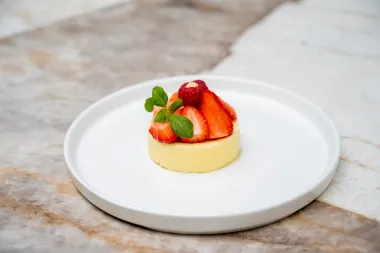 Pavlova s jagodama mnogima je omiljeni kolač, a mi imamo recept poznatog chefa Roberta Hromalića