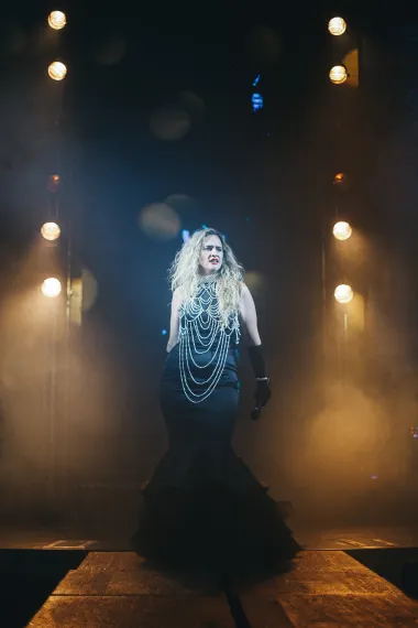 Veličanstvena Kristalna dvorana hotela Kvarner u Opatiji poziva vas ovog ljeta na spektakularni MINT CABARET DINNER SHOW