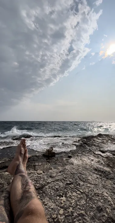 Robinzonska idila Marka Braića! Dvanaest tetovaža i jedna plaža za savršene ljetne dane u istarskom selu