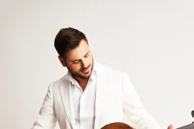 Svjetski poznatoj božićnoj pjesmi, Amazing Grace, HAUSER je dodao svoju čaroliju