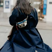 Jesenska elegancija: Prekrasni high street komadi u tamnoplavoj boji