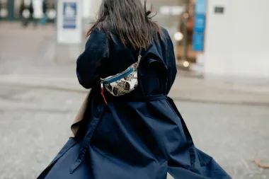 Jesenska elegancija: Prekrasni high street komadi u tamnoplavoj boji