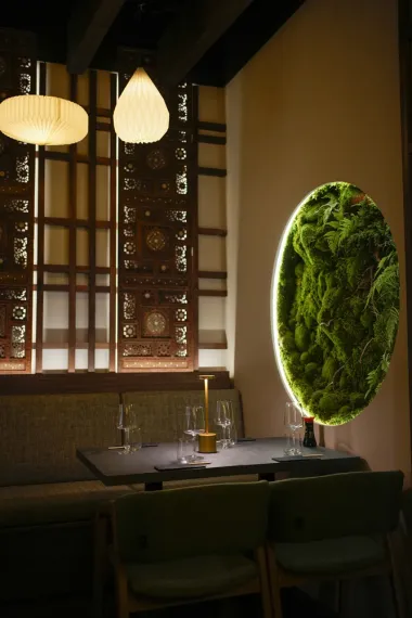 Novouređeni interijer Evergreen - sushi experience restorana spoj je japanske tradicije i suvremenog dizajna