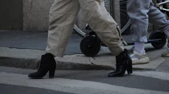 Dosta ti je traperica? Hlače u kaki nijansi savršena su im alternativa