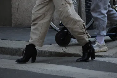 Dosta ti je traperica? Hlače u kaki nijansi savršena su im alternativa