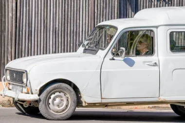 Brigitte Bardot proslavila 89. rođendan, a i dalje vozi automobil. I to kakav!