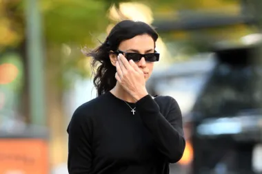 Ima se, može se: Irina Shayk svog psića nosi u torbi koju žele mnoge žene