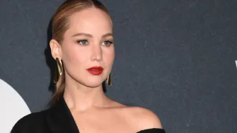 Za svaku figuru: Crnu asimetričnu haljinu Jennifer Lawrence poželjet će svaka žena