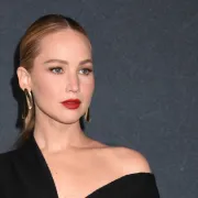Za svaku figuru: Crnu asimetričnu haljinu Jennifer Lawrence poželjet će svaka žena