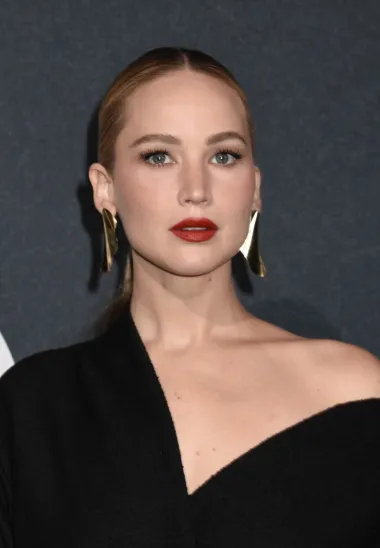 Za svaku figuru: Crnu asimetričnu haljinu Jennifer Lawrence poželjet će svaka žena