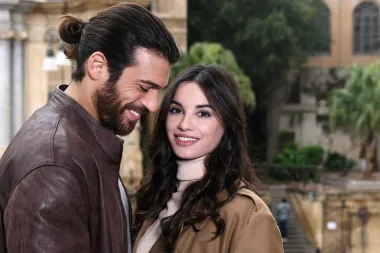 'Viola boje mora': Najpoželjniji Turčin Can Yaman i bivša miss Italije u vrtlogu strasti!
