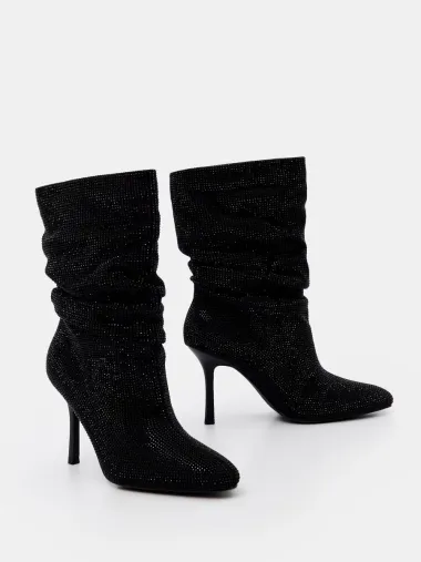 Čizme na visoku petu za elegantne i stylish zimske kombinacije