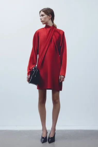 Kratke haljine dugih rukava za glamurozan look
