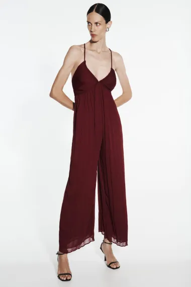 Elegantna bordo nijansa bit će hit u 2024. godini - donosimo trendi komade