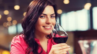 Otkrij što se događa u tijelu ako prije spavanja popiješ čašu vina