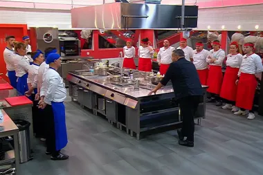 Pred kandidatima 'Hell's Kitchena' je novo izbacivanje, ali jedan tim uspješno će poslužiti više od 30 jela!