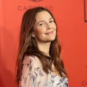 Drew Barrymore priznala je da ne želi pokazati sijedu kosu bez obzira na trendove