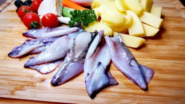 Marinirane lignje s krumpirom u pećnici su zdravo i zasitno jelo