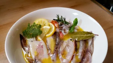 Marinirane lignje s krumpirom u pećnici su zdravo i zasitno jelo