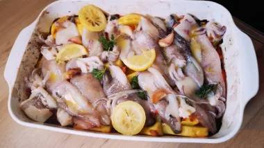 Marinirane lignje s krumpirom u pećnici su zdravo i zasitno jelo