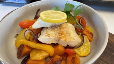 Omiljena riba: Oslić s krumpirom i povrćem iz pećnice