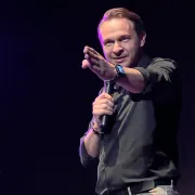 Enis Bešlagić premijerno, uz ovacije publike, izveo prvu samostalnu autorsku predstavu 'Da sam ja neko'
