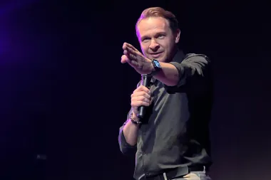 Enis Bešlagić premijerno, uz ovacije publike, izveo prvu samostalnu autorsku predstavu 'Da sam ja neko'