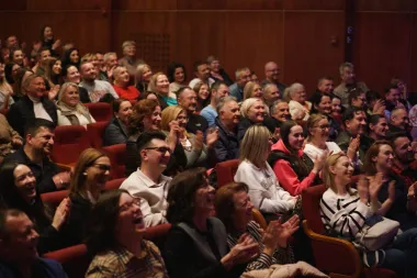 Enis Bešlagić premijerno, uz ovacije publike, izveo prvu samostalnu autorsku predstavu 'Da sam ja neko'