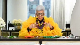Preminula je modna ikona Iris Apfel u 103. godini, njezin eklektičan stil je modna povijest