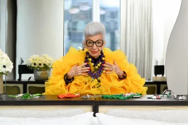 Preminula je modna ikona Iris Apfel u 103. godini, njezin eklektičan stil je modna povijest