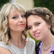 Što odjenuti za krizmu? Donosimo ideje za djevojke i mame