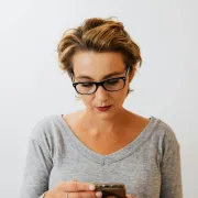 Je li u redu čitati partnerove poruke? Evo što kažu stručnjaci