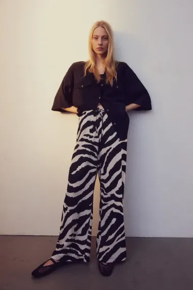 Hlače širokih nogavica su udobne i pristaju uz svaki outfit