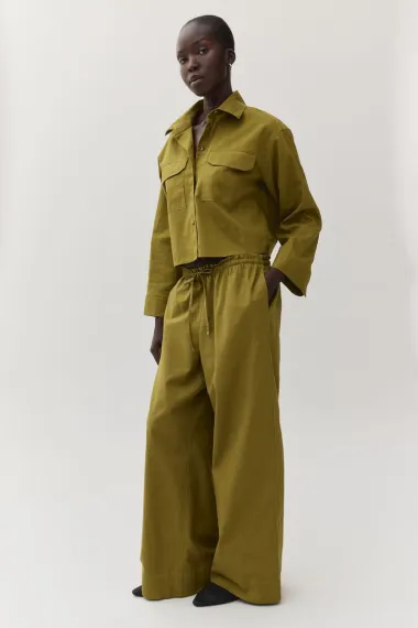 Hlače širokih nogavica su udobne i pristaju uz svaki outfit