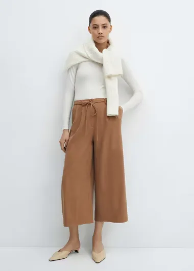 Hlače širokih nogavica su udobne i pristaju uz svaki outfit