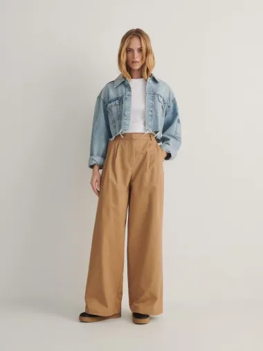 Hlače širokih nogavica su udobne i pristaju uz svaki outfit