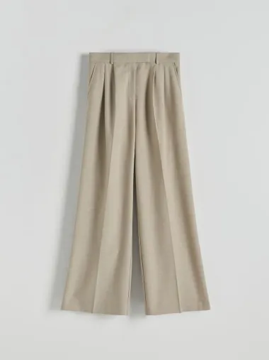 Hlače širokih nogavica su udobne i pristaju uz svaki outfit
