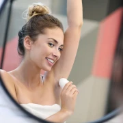 Bez neugodnog mirisa: 5 pogre&scaron;aka koje svi radimo kad nanosimo dezodorans