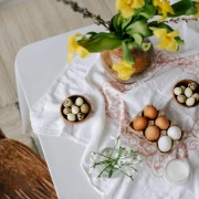 Kako urediti stol za Uskrs? Donosimo ideje za prirodan i prozračan proljetni ugođaj