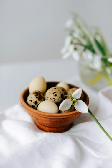 Kako urediti stol za Uskrs? Donosimo ideje za prirodan i prozračan proljetni ugođaj