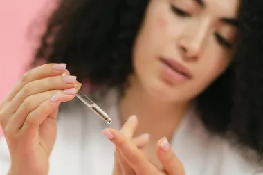 Kako pravilno koristiti serume s vitaminom C za rješavanje tamnih mrlja?